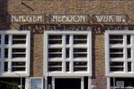 Kozijnen kerkruimte met de naam van het gebouw in smeedijzer.
<br/>
Gert-Jan Lobbes, 2020